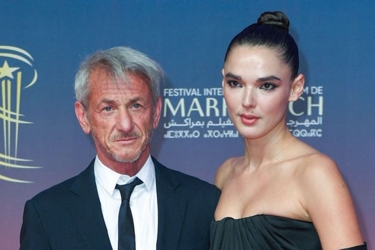 Bạn gái gợi cảm, kém 35 tuổi của Sean Penn