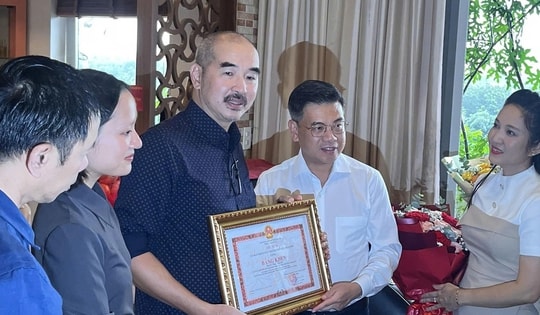 Đạo diễn phim 'Địa đạo' nhận bằng khen của chính quyền TPHCM