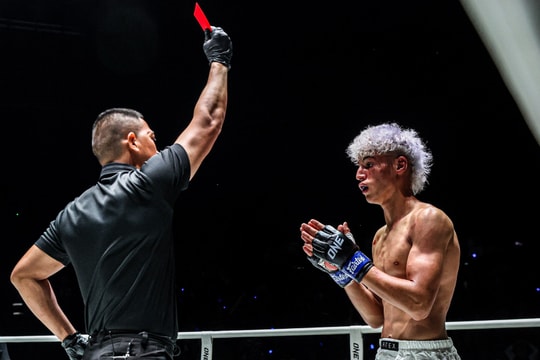 Đá ngất đối thủ, võ sĩ muay Thái nhận ngay thẻ đỏ, lập tức bị xử thua