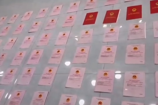 Công an TP Hồ Chí Minh thu giữ 80 sổ đỏ khi khám nhà 'Ngân 98'