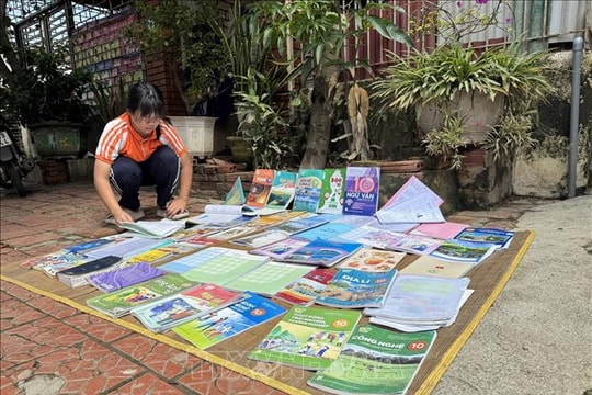 Hà Nội: Khắc phục hậu quả ngập lụt ở xã ven sông Cà Lồ