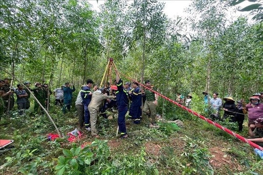 Ứng cứu kịp thời người dân bị rơi xuống giếng