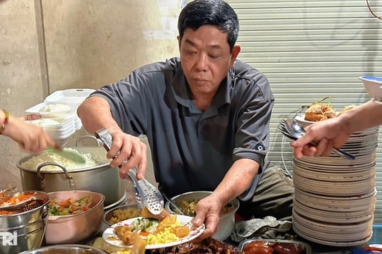 "Quán cơm tấm ma" ở TPHCM chỉ mở lúc đêm khuya, khách xếp hàng thưởng thức