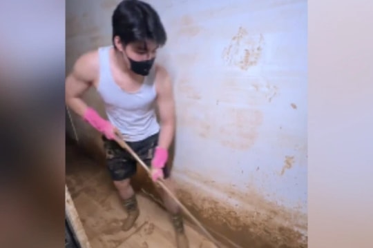 Thợ dọn nhà nhặt ví tiền, tài sản quý giá trong bùn lũ