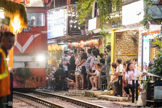 Phố đường tàu vẫn đông khách sau vụ tàu đâm văng bàn ghế