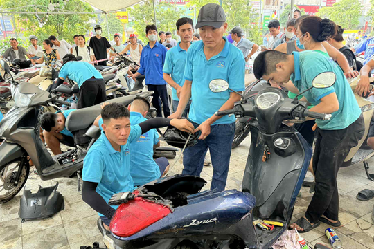20 thợ Thanh Hóa ra Thái Nguyên sửa xe miễn phí