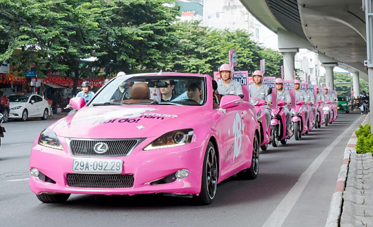 Vua Nệm truyền thông điệp ngủ đủ giấc bằng đoàn diễu hành pyjama