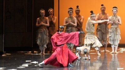 Robot nhào lộn, nhảy điệu múa Trung Hoa