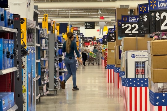 Các hãng bán lẻ nín thở chờ thuế 100% của ông Trump