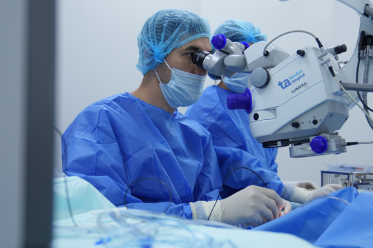 Độn đai silicon chữa bong võng mạc