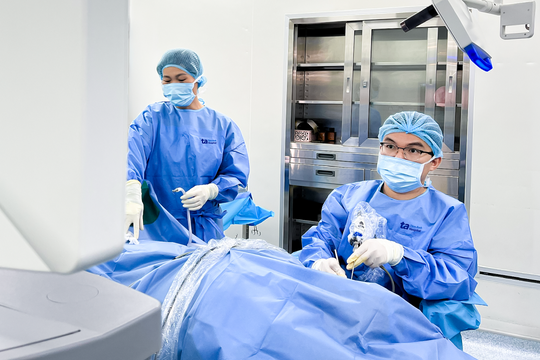 Ù tai sau khi nghe âm thanh lớn có phải thủng màng nhĩ?