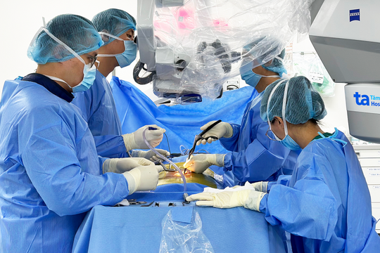 Đột ngột liệt tứ chi do thoát vị đĩa đệm cổ