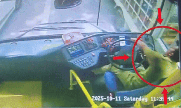 Tài xế bị co giật, xe buýt đâm dồn 9 xe khác