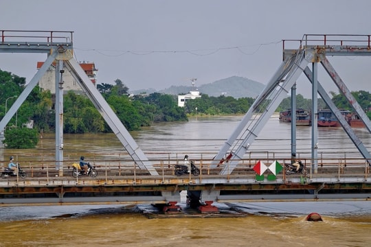 Tàu hàng 300 tấn giúp cầu Sông Thương trụ vững trong lũ