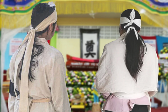 Vợ lật tẩy cuộc tình giấu kín 16 năm của chồng từ thái độ lạ của tình địch