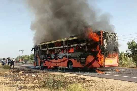 Cháy xe khách ở Ấn Độ, ít nhất 20 người chết
