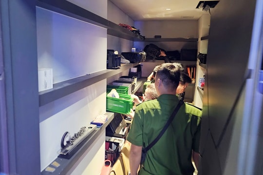 Cảnh sát thu giữ 80 sổ đỏ khi khám xét nhà DJ Ngân 98