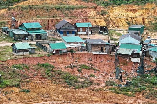 Sạt lở đe dọa khu tái định cư ở Lâm Đồng