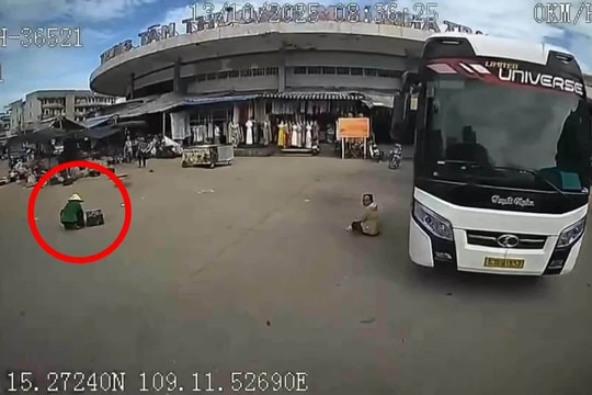 Ôtô khách cán qua người ngồi trong bến xe