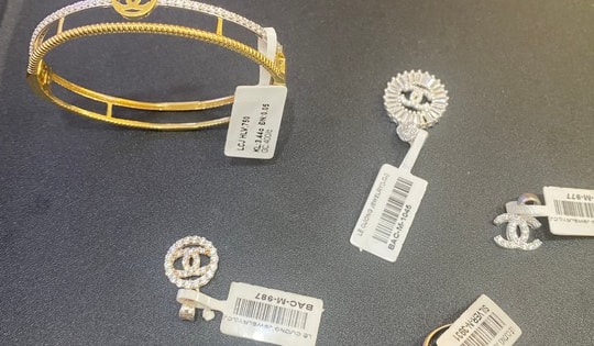 Kiểm tra tiệm vàng, phát hiện sản phẩm giả nhãn hiệu Chanel, Louis Vuitton