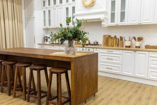 Có nên ốp sàn gỗ cho phòng bếp?