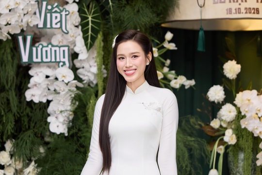 Hoa hậu Đỗ Thị Hà rạng rỡ trong lễ ăn hỏi với thiếu gia Quảng Trị