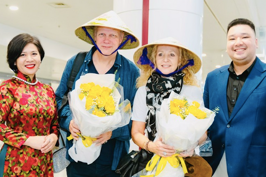 Nhóm nhạc Secret Garden lần đầu đến Việt Nam, thích thú đội nón lá