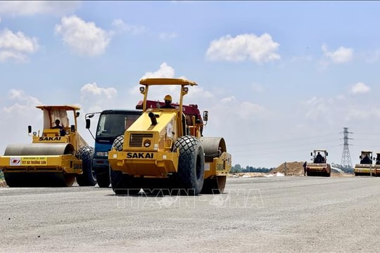 Cao tốc Châu Đốc - Cần Thơ - Sóc Trăng thi công lớp cấp phối đá dăm đầu tiên