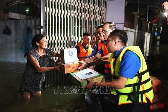 Tình người trong bão lũ: Gian nan nhưng không đơn độc