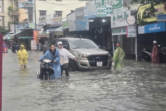 Khánh Hòa: Mưa lớn gây ngập, giao thông bị tê liệt cục bộ