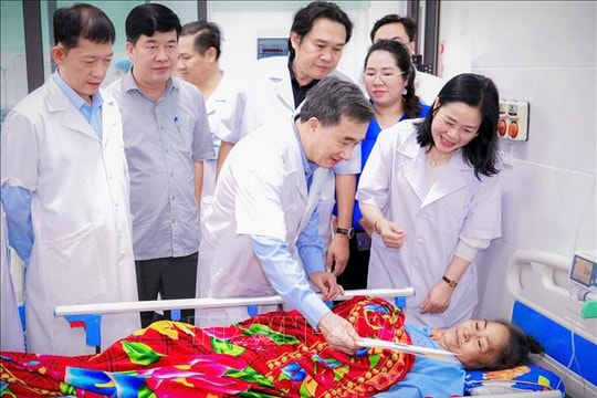 Thầy thuốc trẻ chung tay cùng người dân Nghệ An vượt qua hậu quả bão lũ