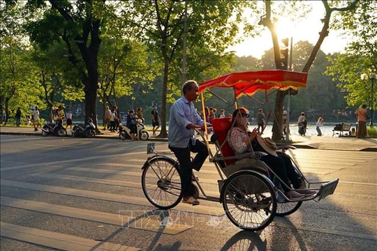 Dự báo thời tiết đêm 16, ngày 17/10: Hà Nội đêm và sáng sớm có lúc có mưa rào, ngày nắng