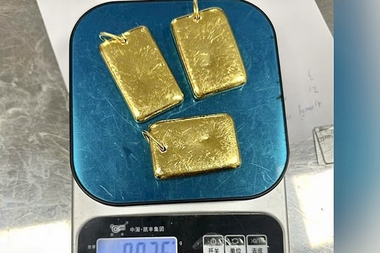 Hải quan chuyển hồ sơ sang công an vụ hành khách mang 3 miếng nghi là vàng