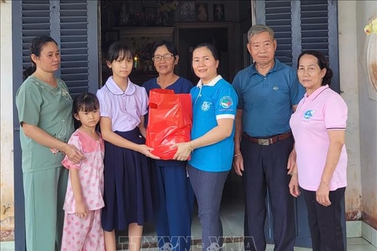 "Mẹ đỡ đầu" nâng bước trẻ em khó khăn