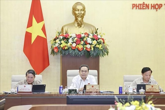 Thông qua một số nghị quyết liên quan đến công tác nhân sự HĐND các cấp