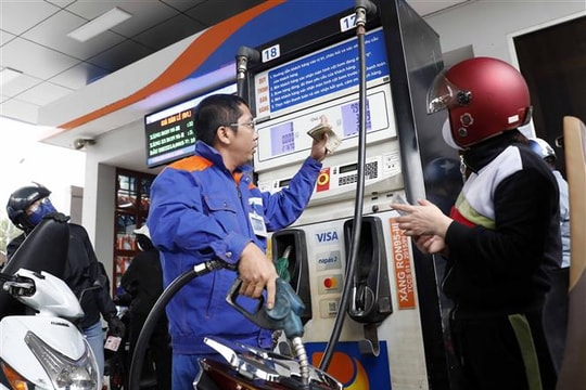 Xăng tăng giá nhẹ, các loại dầu đồng loại giảm