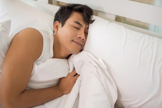 Đến nhà vợ sắp cưới, tôi sững sờ thấy người đàn ông lạ cởi trần trên giường