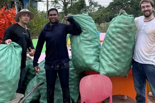 Khách Tây hào hứng khi tham gia "tour dọn dẹp sau lũ" ở Thái Nguyên