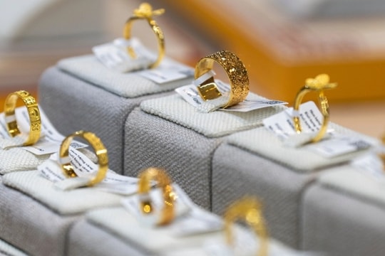 Giá rao bán vàng trên thị trường tự do chạm 164 triệu đồng/lượng