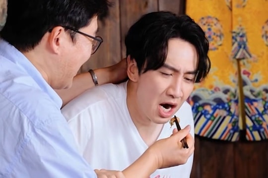 Tài tử Hàn Quốc nhắm mắt, toát mồ hôi khi ăn đuông dừa ở Việt Nam