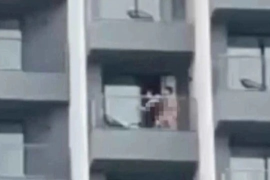 Thái Lan: Cặp đôi làm chuyện nhạy cảm ở ban công, bị người đi đường bắt gặp
