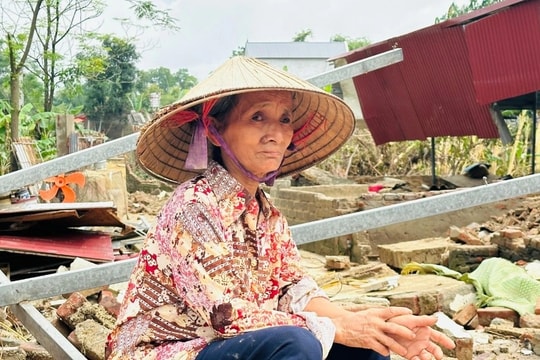 Lũ rút, nhà sập, 2 bà cháu không có nhà để về
