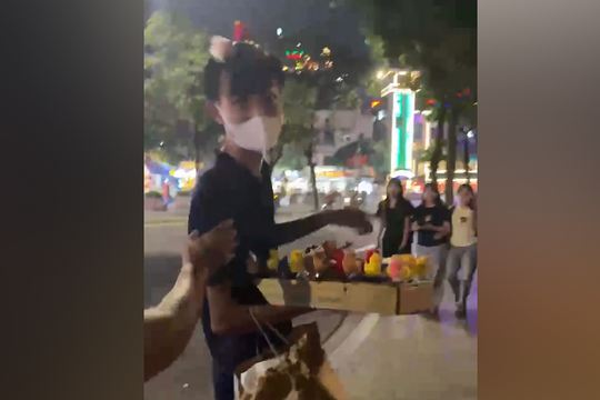 Khách nữ tố bị người bán hàng rong quấy rối ở Hồ Gươm