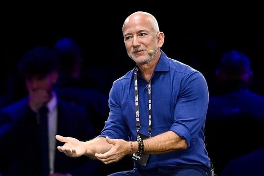 Tỷ phú Jeff Bezos: 'Đừng bỏ học để thành Bill Gates'