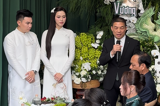 Hoa hậu Đỗ Thị Hà khóc ở lễ ăn hỏi