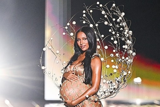 Mẹ bầu mở màn show Victoria's Secret