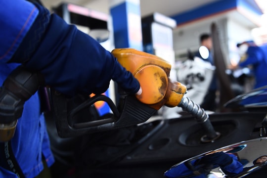 Giá xăng tăng, dầu giảm