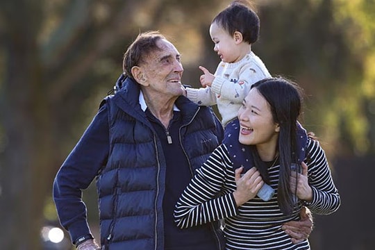 Bác sĩ 93 tuổi có con với vợ trẻ nhờ tinh trùng hiến tặng