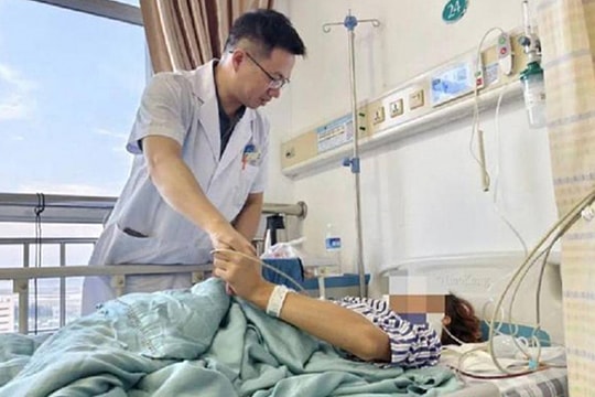 Cúi đầu chơi game trên điện thoại, nam sinh liệt nửa người