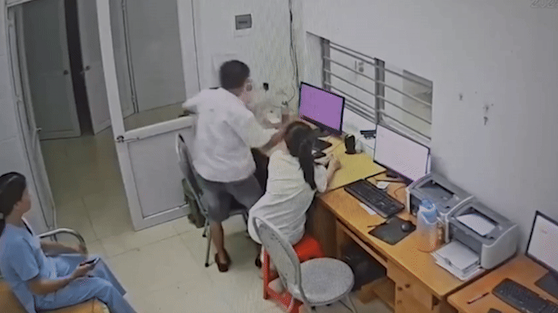 Người đàn ông khống chế nữ bác sĩ, dọa 'chọc bút vào mắt'